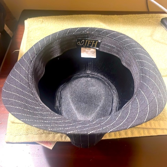 Women’s Hat. Size Small inside measurement is 20” Black with white pinstripes - Picture 5 of 6